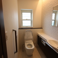 ゆったりしたトイレ、壁面のエコカラットは調湿機能と脱臭作用があります。