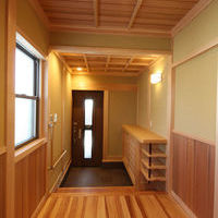 玄関：天然木板格天井　　　　床：桧無垢板貼・下駄箱：桧無垢材の手造り